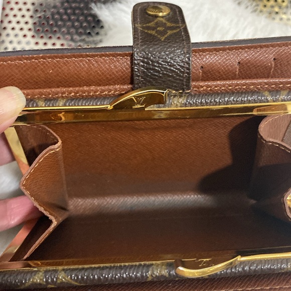 Authentic Louis Vuitton wallet - Picture 5 of 13